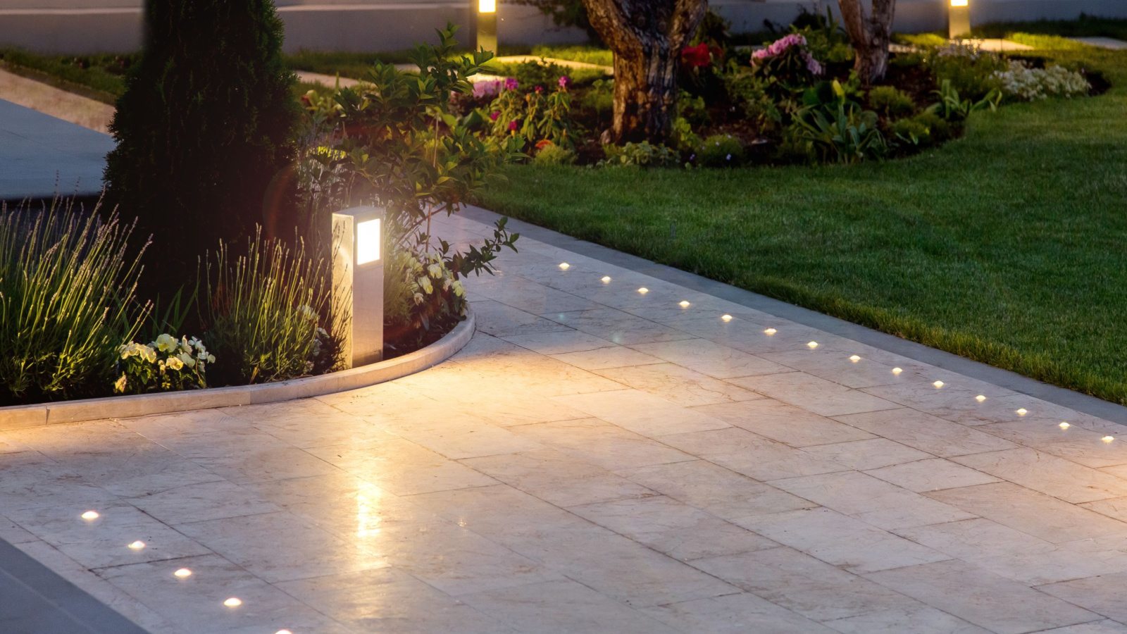 outdoor-landscape-lighting-St. Charles-MO | [city-state] | Lawn Sprinklers of St. Louis